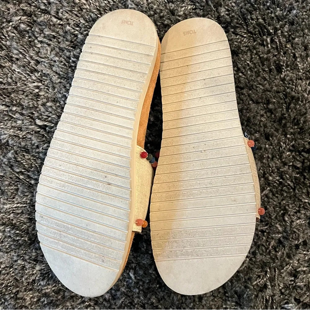 🌹TOMS PARADISE GOLD SHIMMER AND POM POM SANDALS SIZE 9🌹 - Image 5