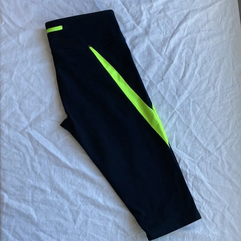 Fabletics Black/Neon Yellow Capri Pants sz Med - Image 3