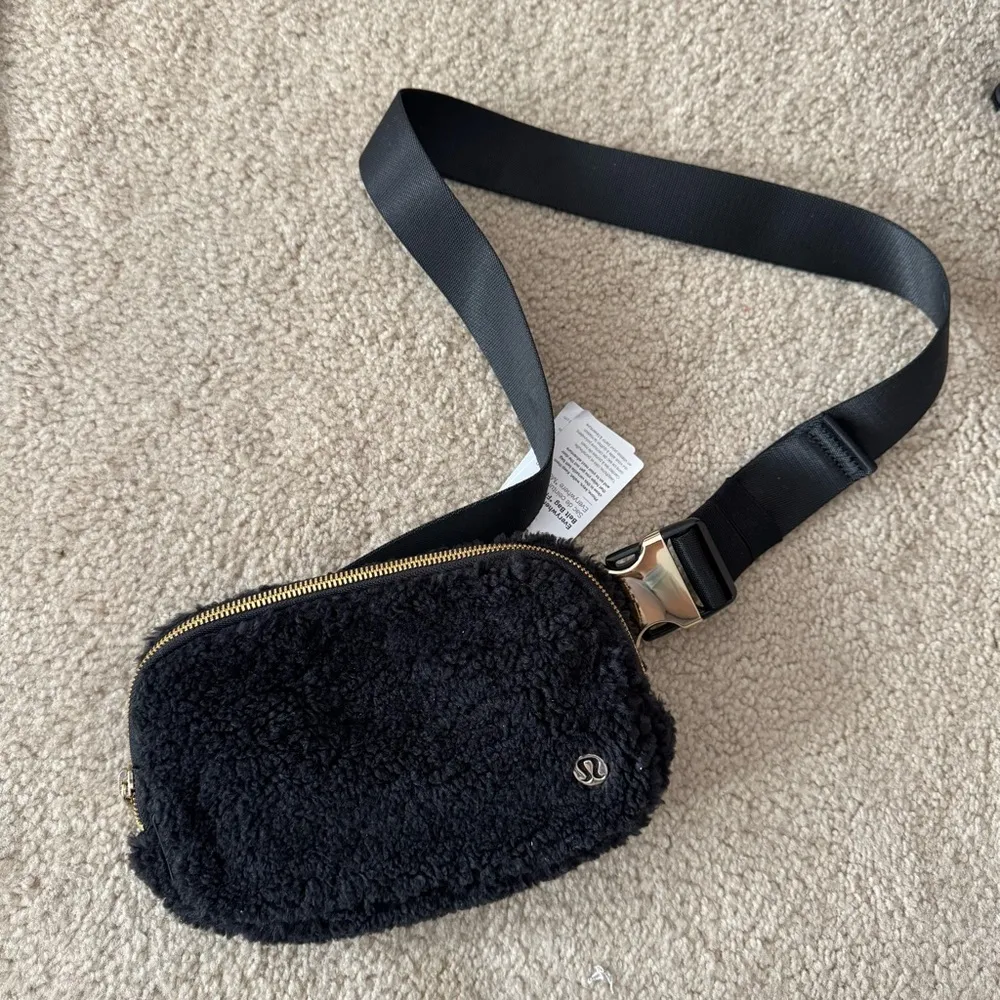 NWT lululemon Everywhere Fleece Belt Bag - Image 2
