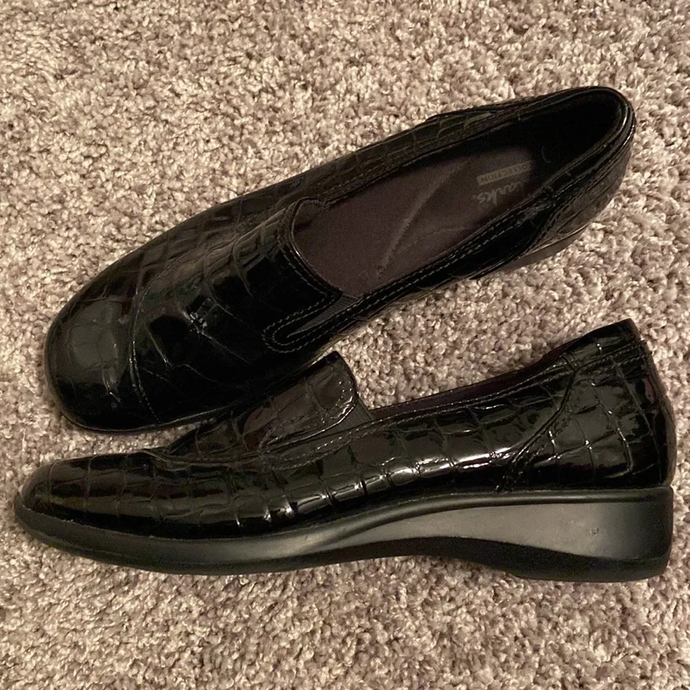 CLARKS Bendables Women's croc embossed Leather Loafers - Image 2