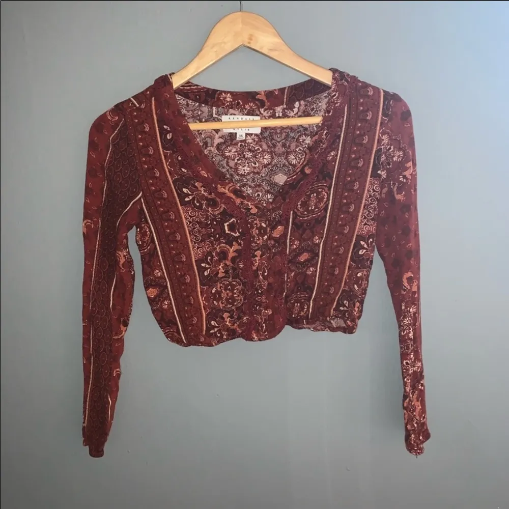 Kendall & Kylie Red paisley floral crop top - Image 5
