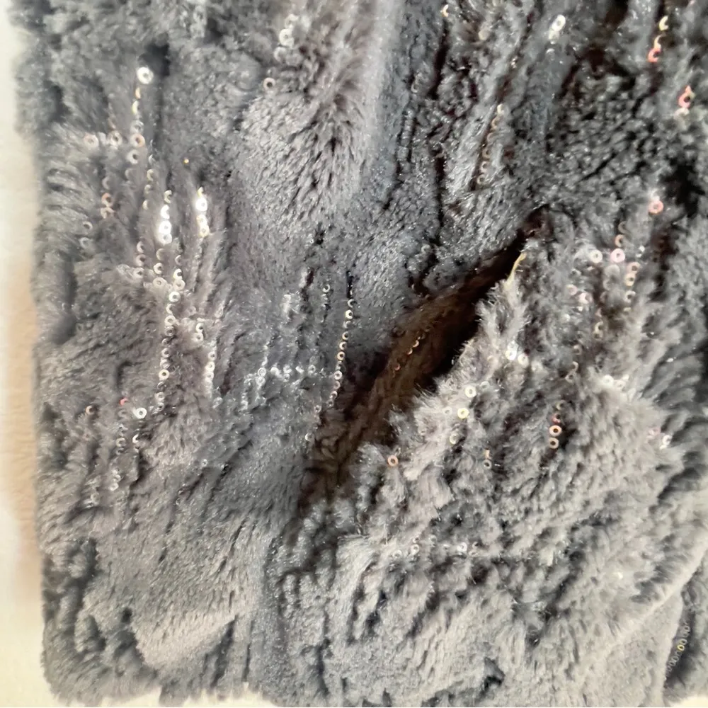 BETSY JOHNSON faux fur and silver sequins vest Women’s Super Soft - Image 10