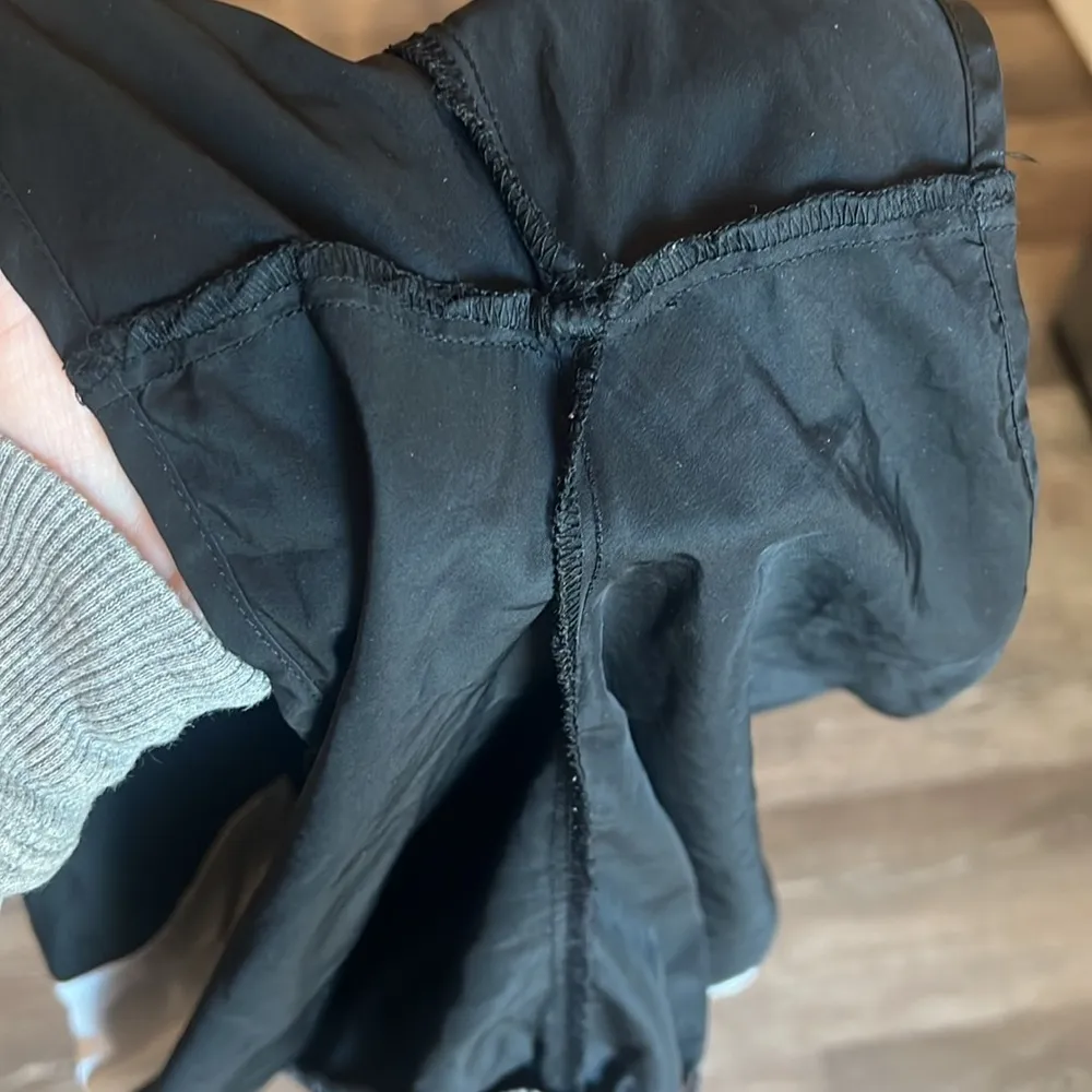 Black and white athletic running shorts - Image 4