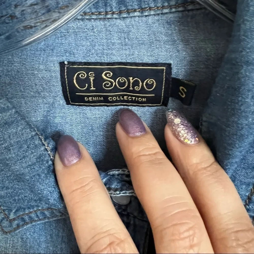 Ci‎ Sono Chambray Snap Pearl Button Down Top - Image 5