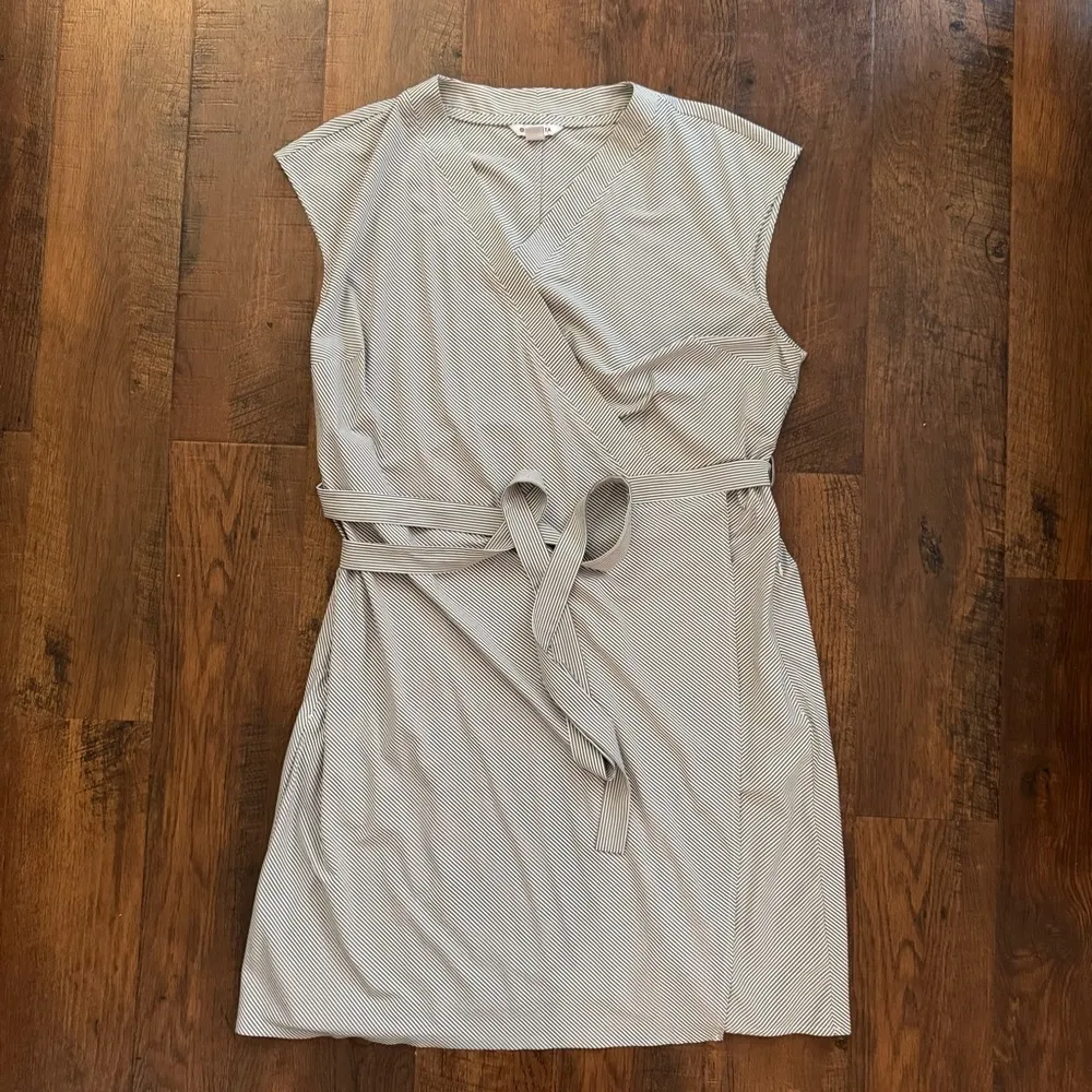 ATHLETA grey/white stripe wrap dress, plus size 2X - Image 4