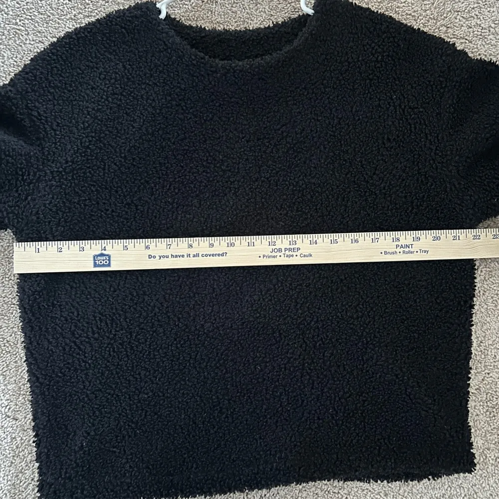 Uniqlo Fuzzy Crewneck Sweatshirt Size Medium - Image 6