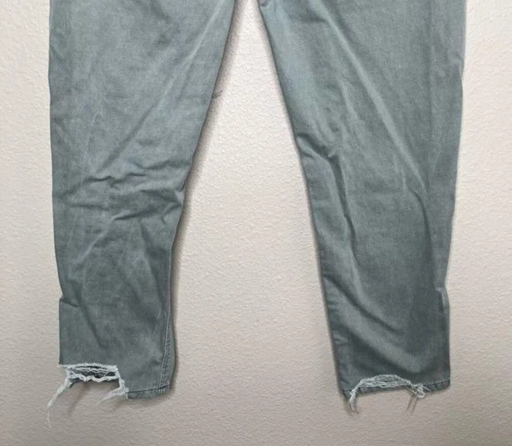 American Eagle distressed ripped high waisted light Wash mom jeans size 6 short - Image 4