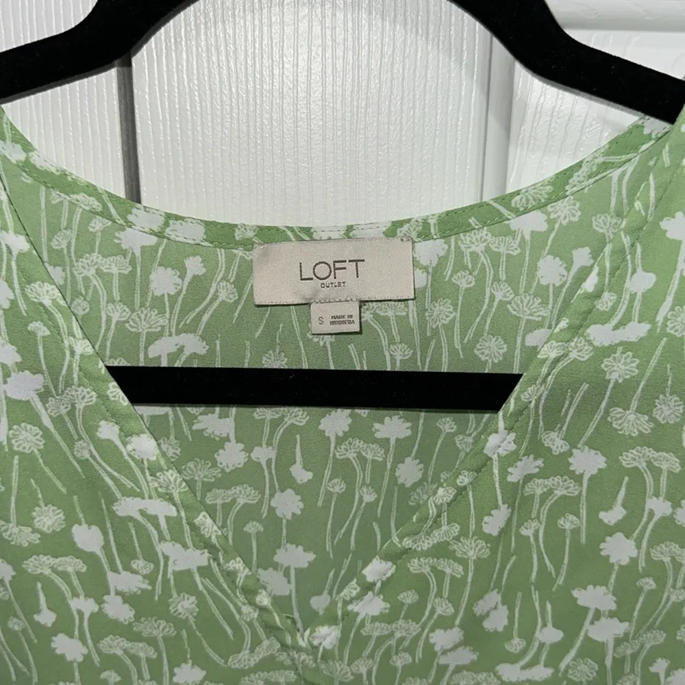 The Loft Ruffle Hem Flowy Asymmetrical Blouse Women's Green and White Small - Image 3