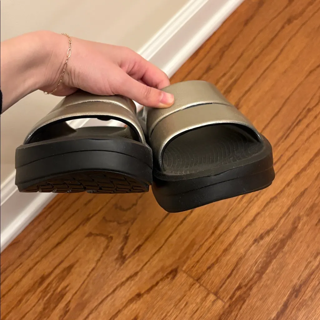 Oofos "Oomega Ooahh" Latte Luxe Sandal/Slide. EU41 U.S. Size 10 Beautiful. Black - Image 9