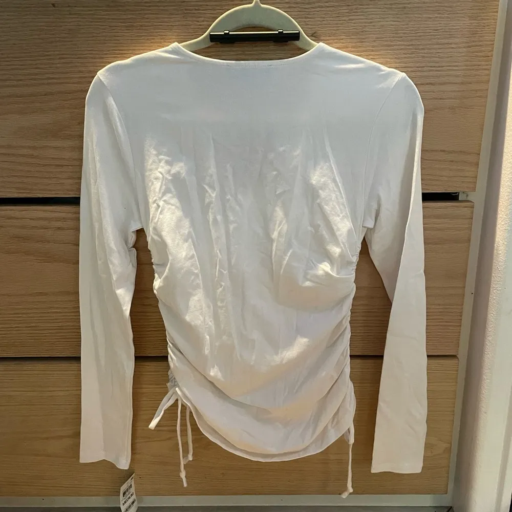 INC NWT  White Surplice Ruched Long Sleeve Tee size Medium - Image 6