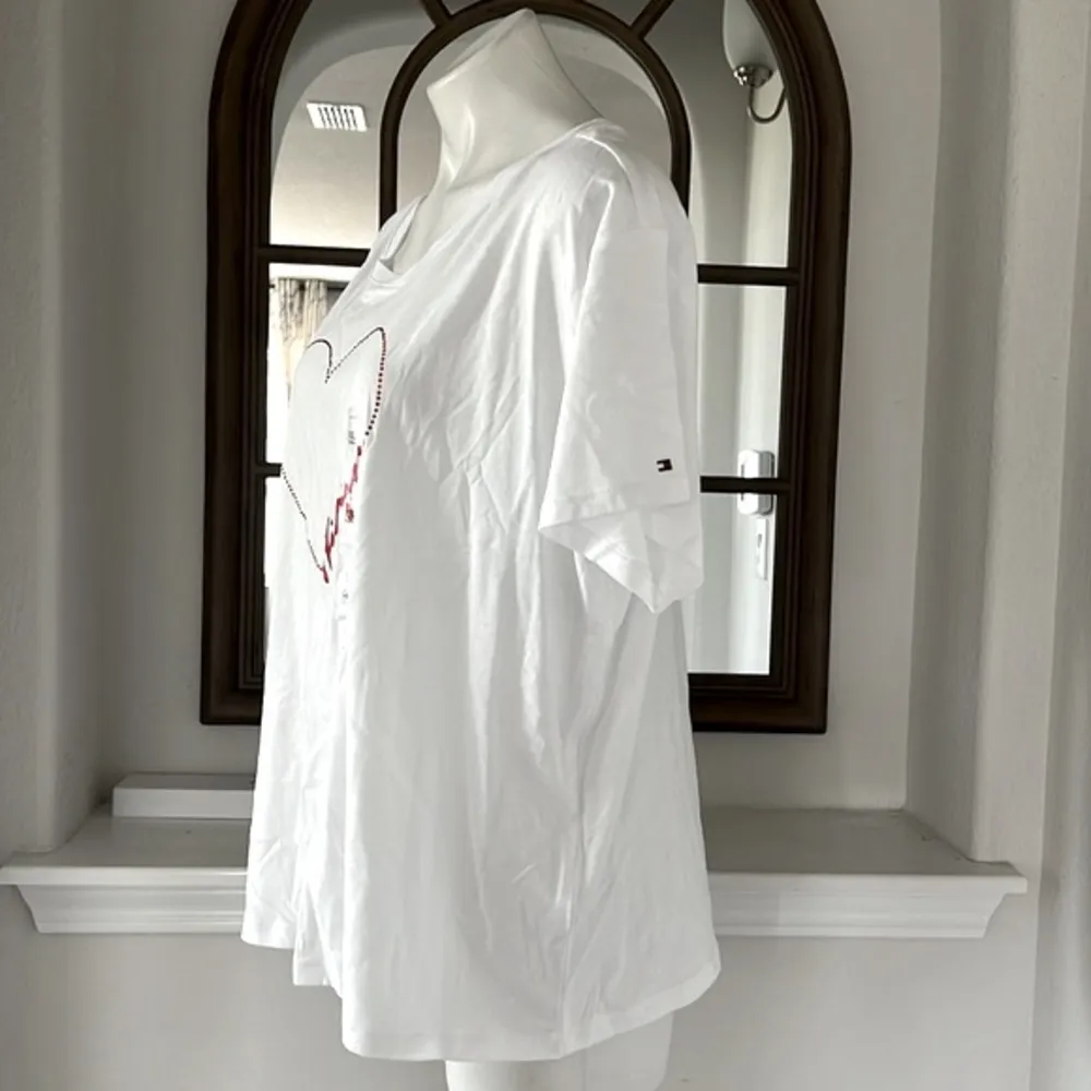 NEW Tommy Hilfiger Signature Heart-Graphic T-Shirt in White Size XXL New w/o Tag - Image 3