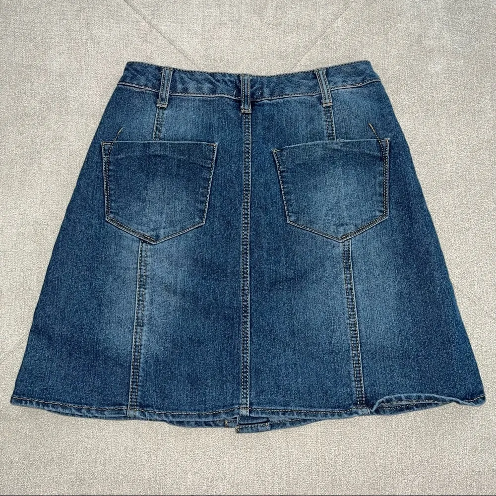Mossimo Supply Co denim skirt with buttons, size 00 Blue - Image 3