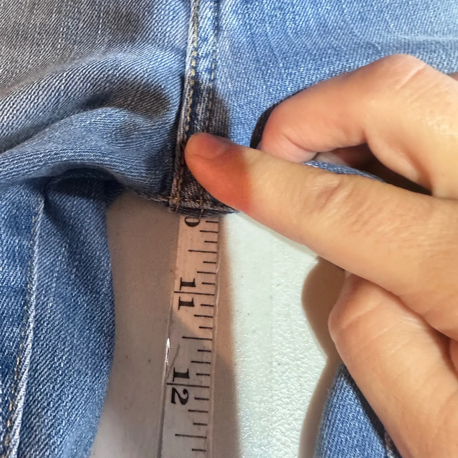 Levi's‎ Mid Rise Bermuda Shorts Women's Size 2W26 Slim Fit 9" inseam - Image 7