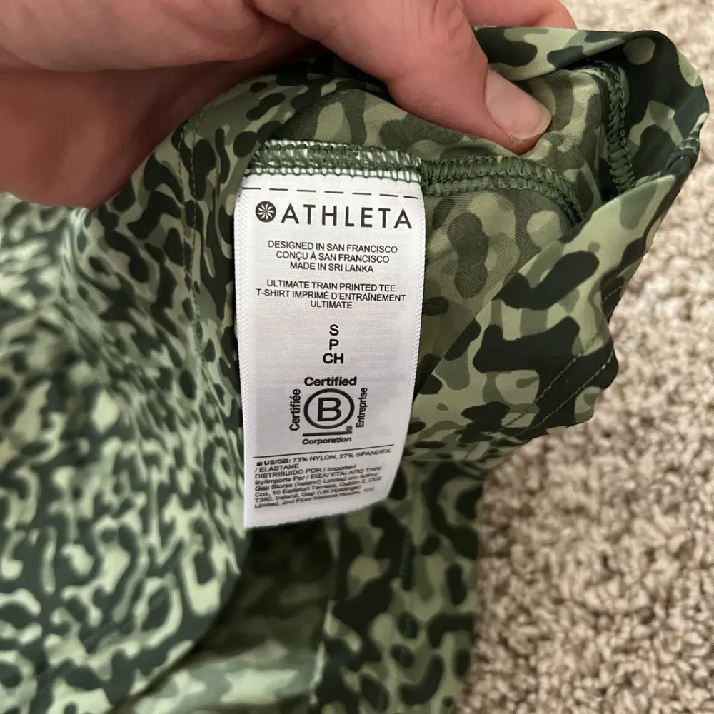 Athleta Green Camouflage Athletic shirt women’s small - Image 4