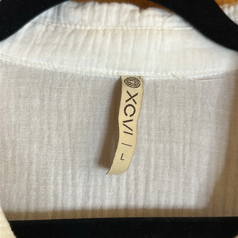 XCVI Women's White Button-Up ToP Hi/Lo, Raw Hem. Chest Pocket, short sleeves. - Image 2