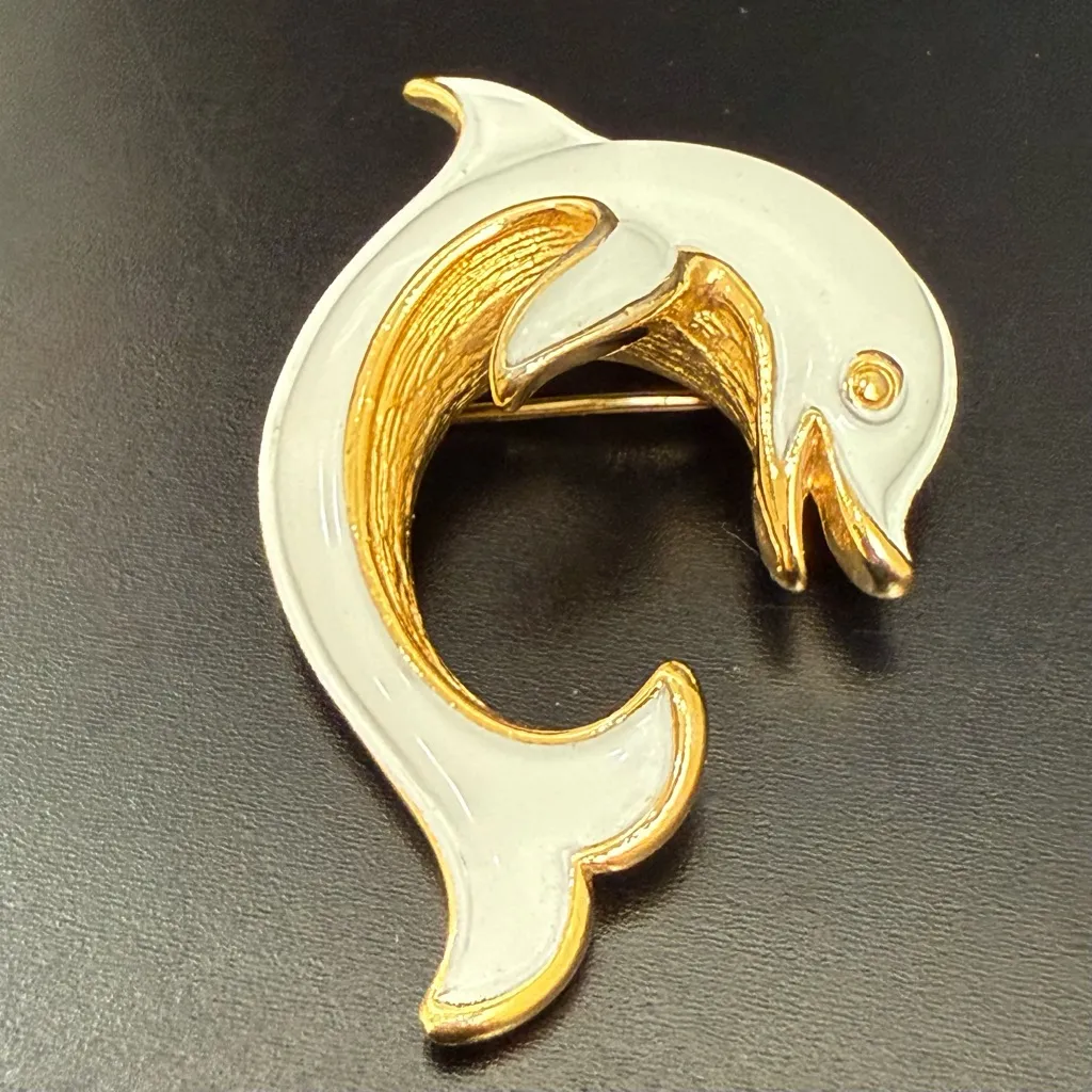 Vintage Crown TRIFARI White Enamel Gold-tone Dolphin Brooch 12.5g. - Image 3