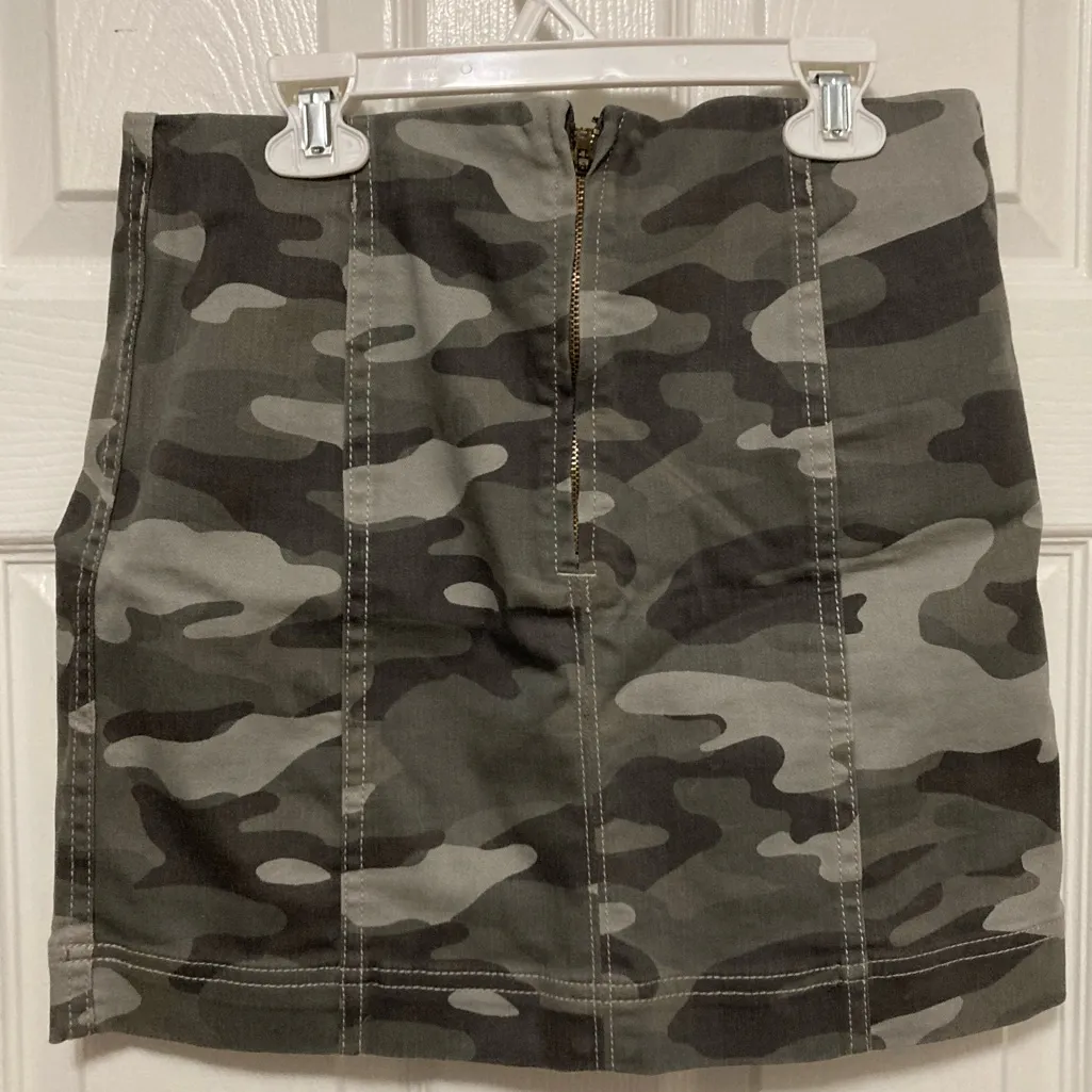 Jolt Army Green Camo Seamed Mini Skirt - Image 4