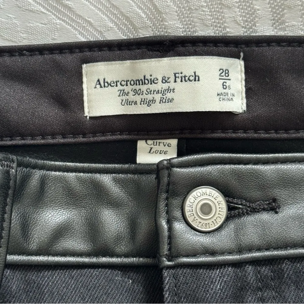 Abercrombie & Fitch Mixed Fabric Ultra High Rise Ankle Straight Jean - Image 10