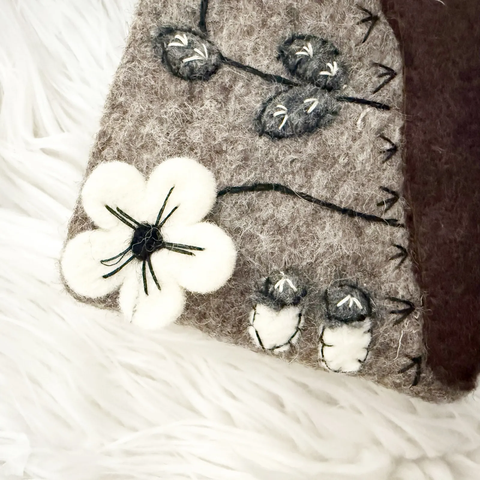 BOUTIQUE | Brown Off-White Felted Wool Zipper Bag Pouch Floral 
 Flower Leaf - Image 5