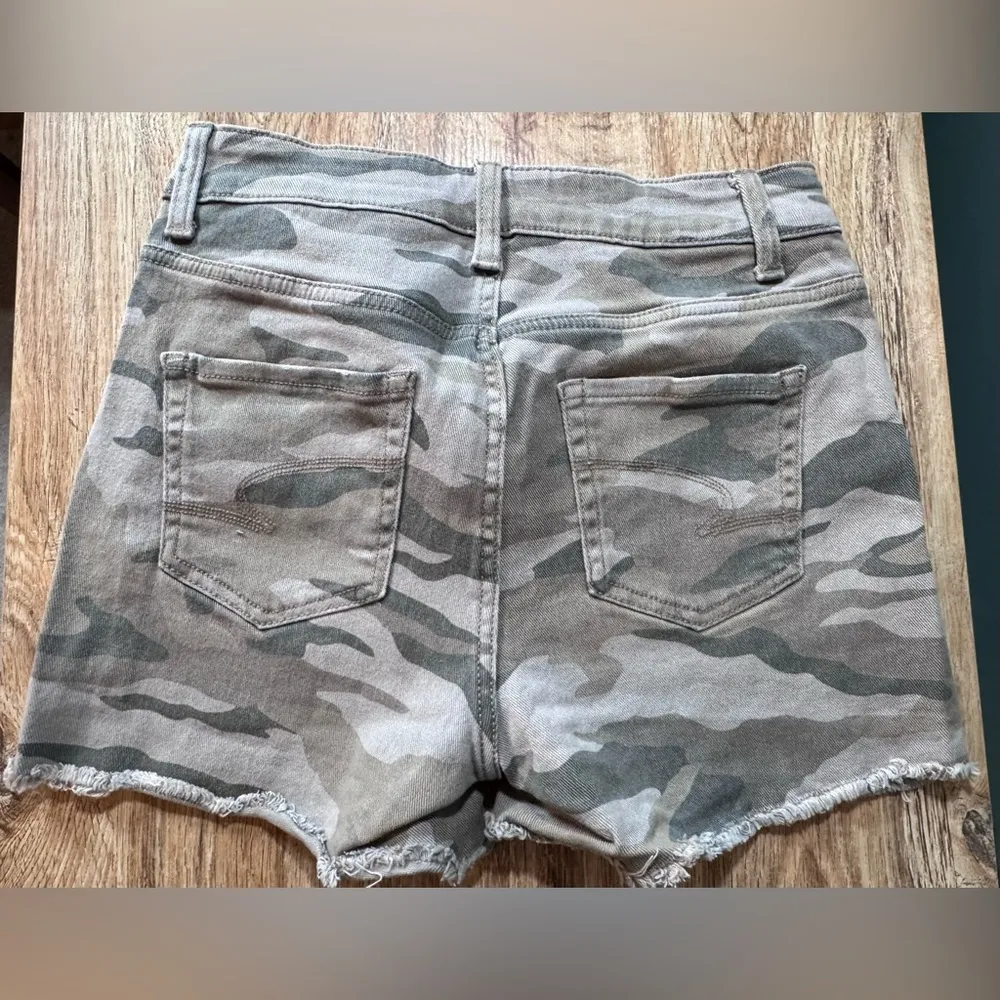 Time and Tru Camouflage Jean Shorts in Green and Gray Size 2 - Image 3