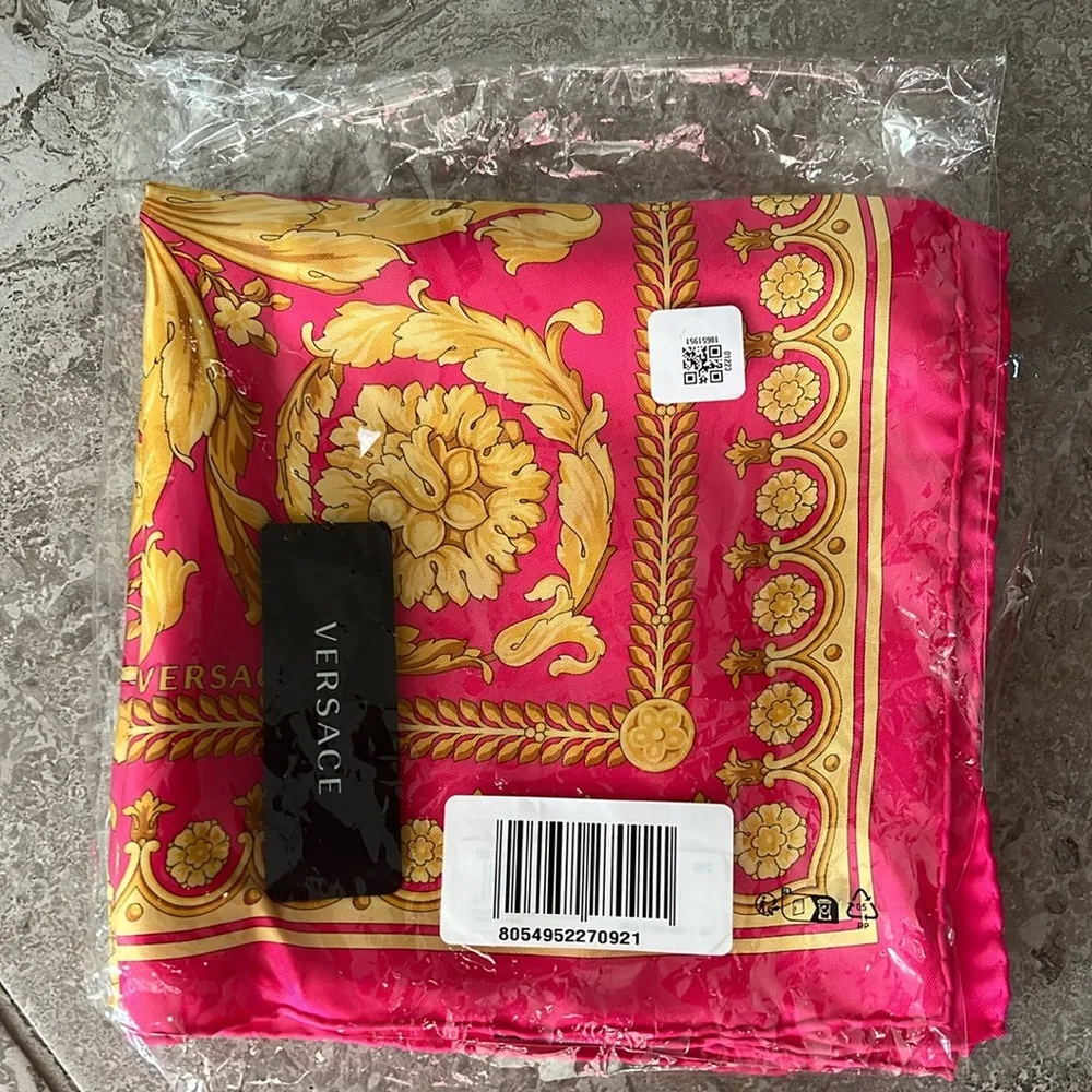 NEW Versace Barocco Print Silk Scarf Foulard Size 36”x35” New w/Tag $575 - Image 6