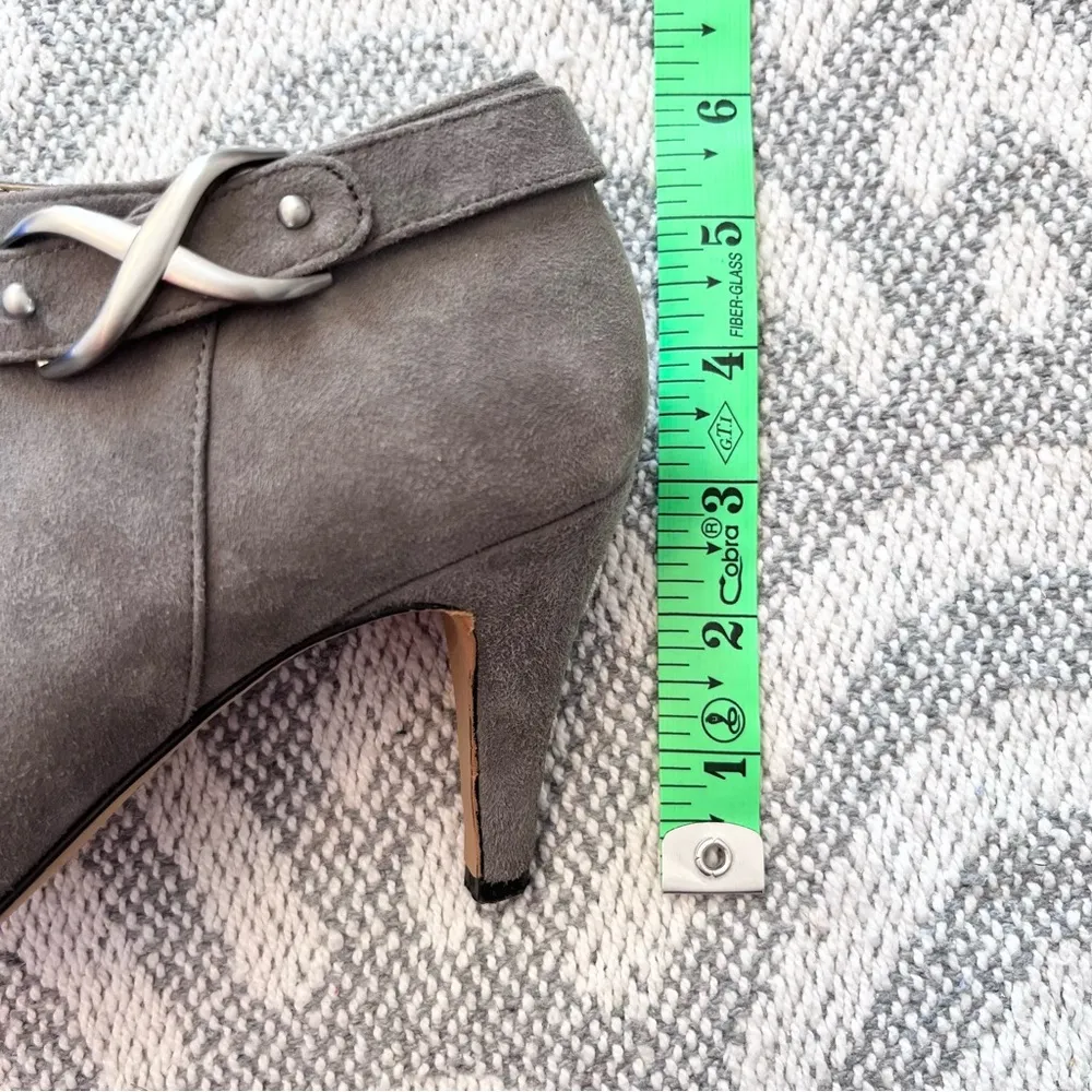 VINCE CAMUTO Venida Gray Suede Leather Heeled Ankle Booties 6 M - Image 9