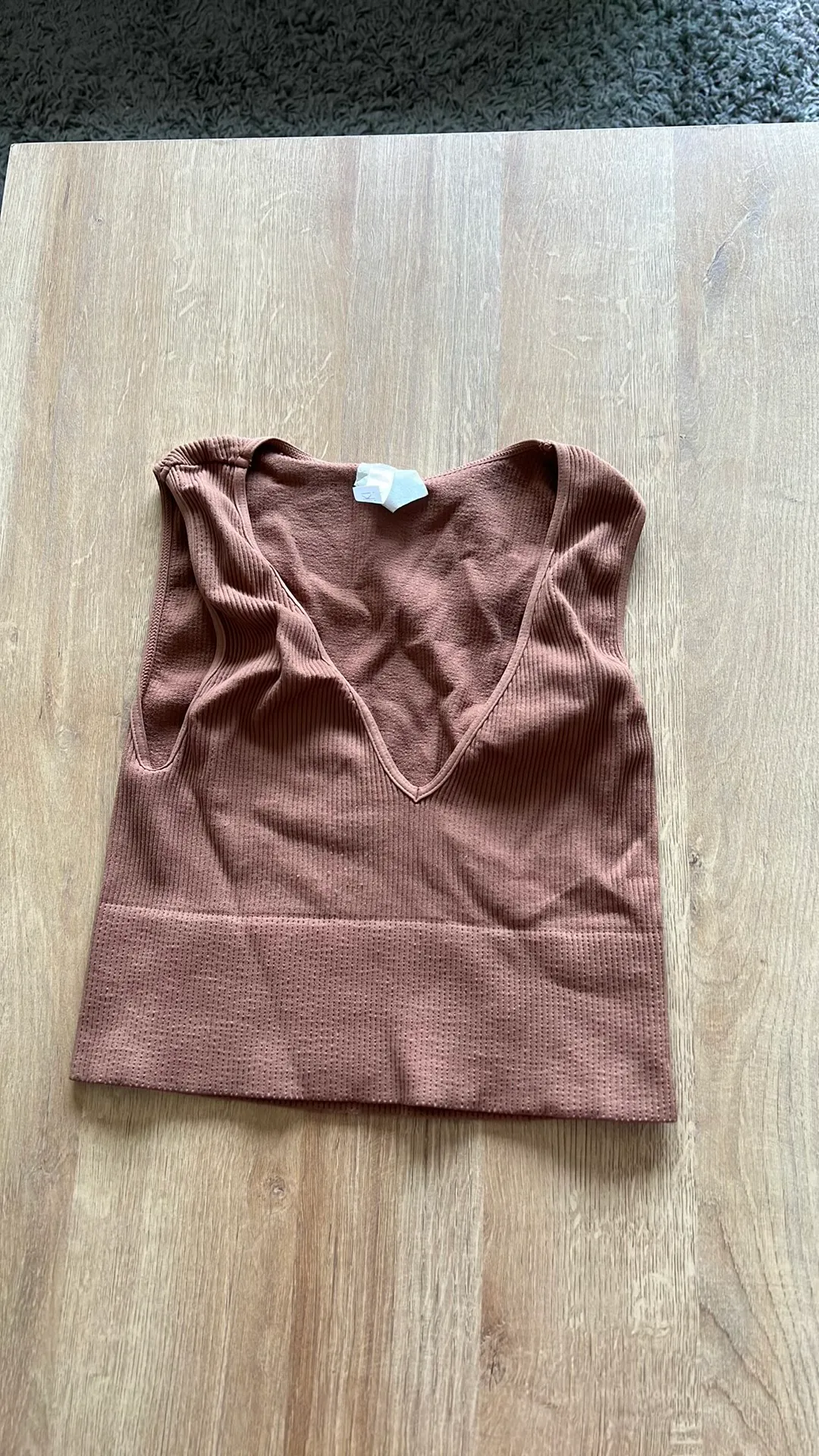 cropped seamless v-neck top - Image 2