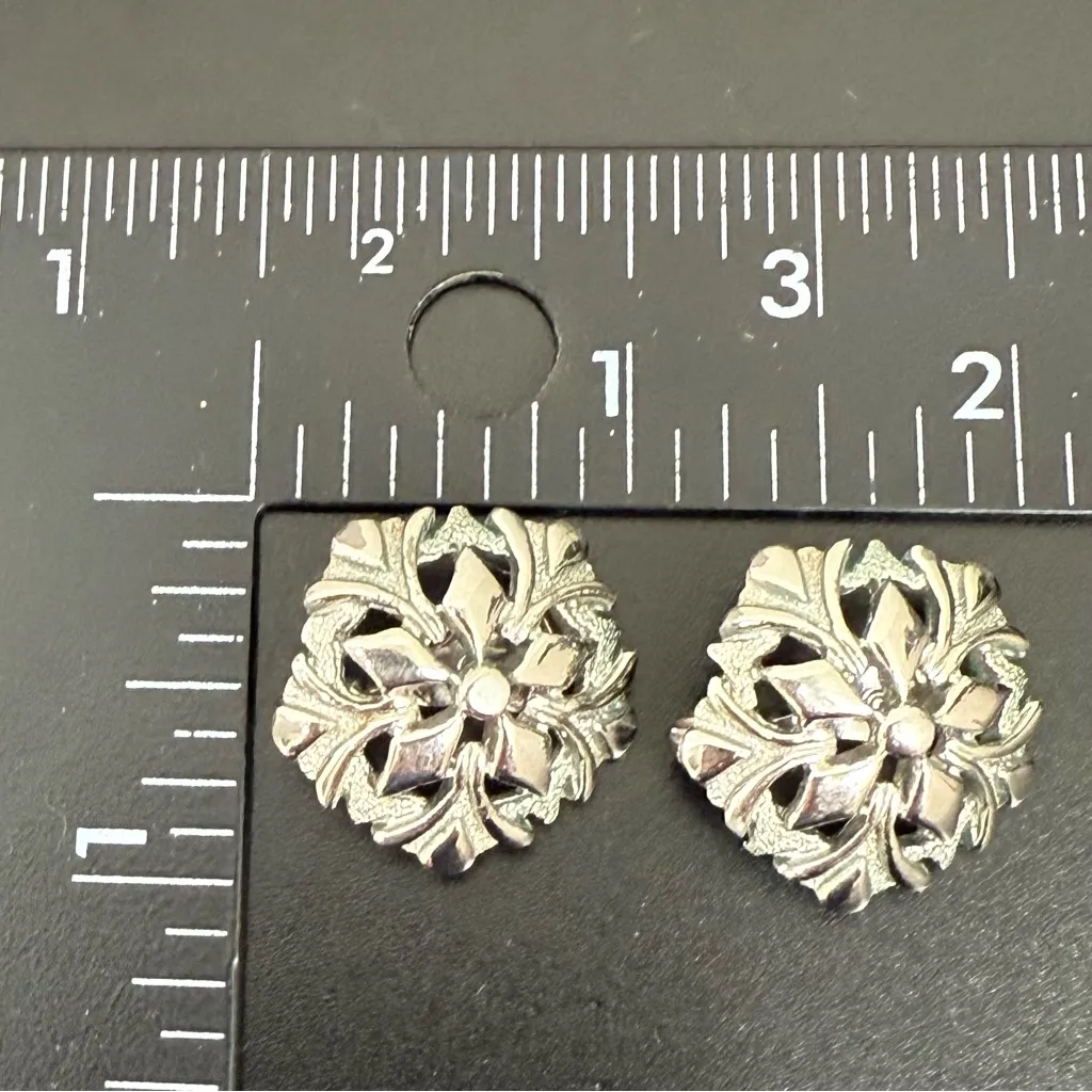 Vintage MONET Silver-tone Snowflake Flower Clip On Earrings 13.2g. - Image 4