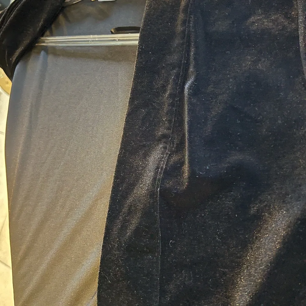 Calvin Klein women’s black velvet jacket. Size M - Image 2