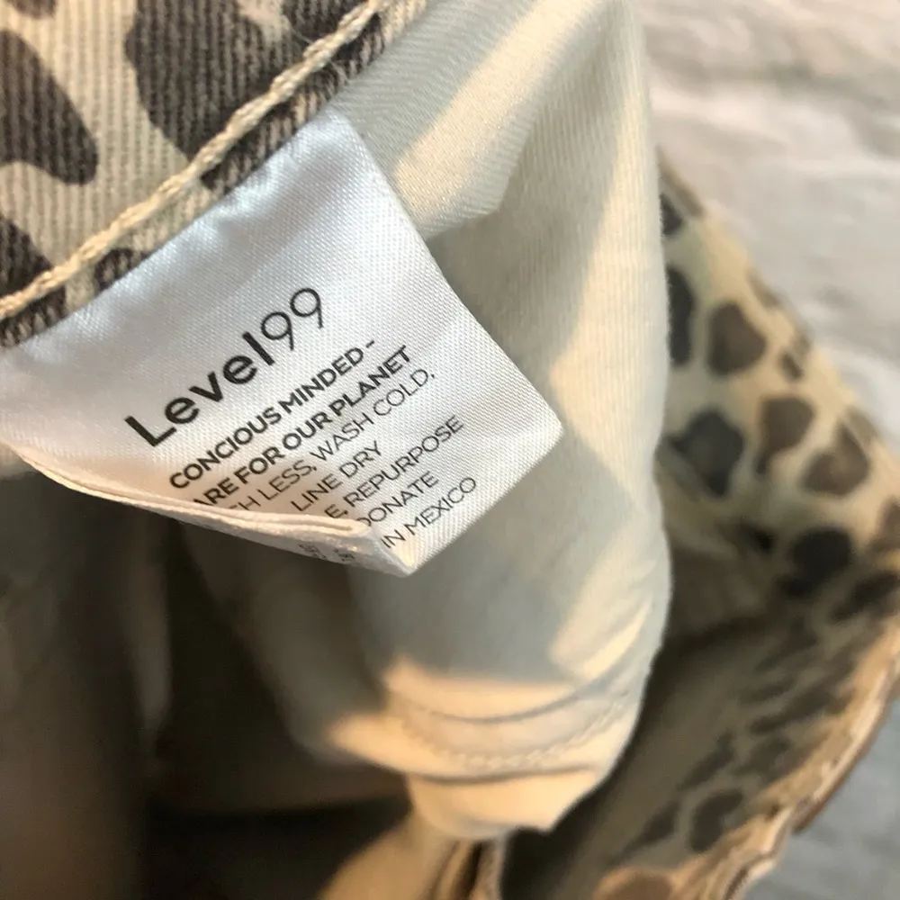 NWT  24” Chelsea Relax Cut Off Short - Image 9