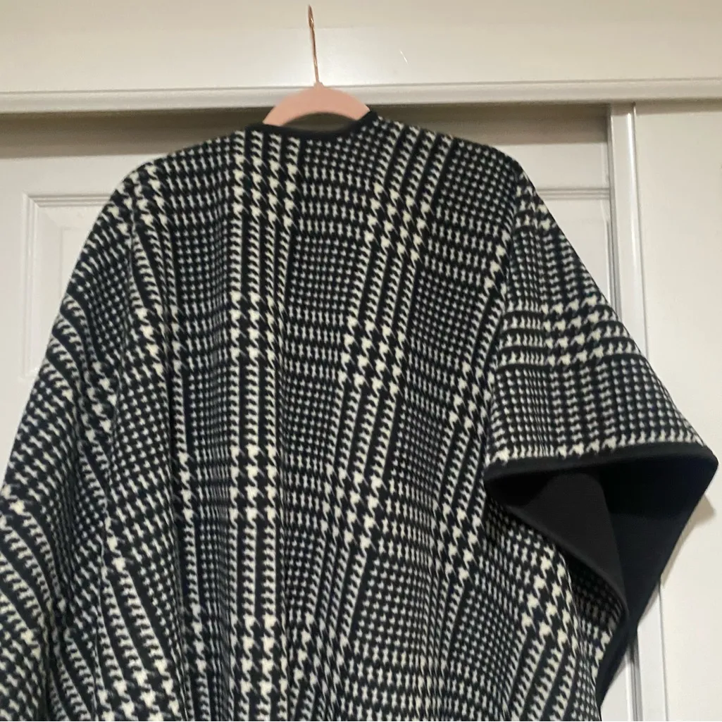 Ike Behar White/Black Plaid Shrug Poncho Fleece Wrap Sweater Open Front One Size Black Size undefined - Image 9