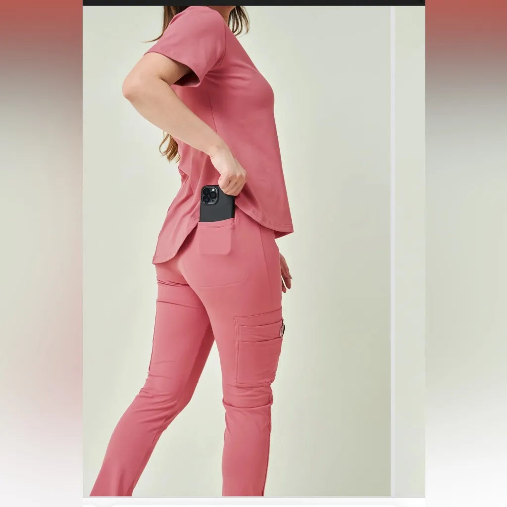 Scope scrubs set in pink - Image 2