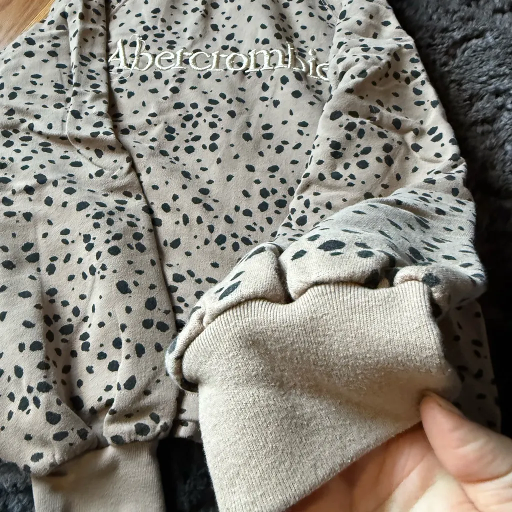 Abercrombie & Fitch Beige and Black Patterned Sweatshirt - Image 2