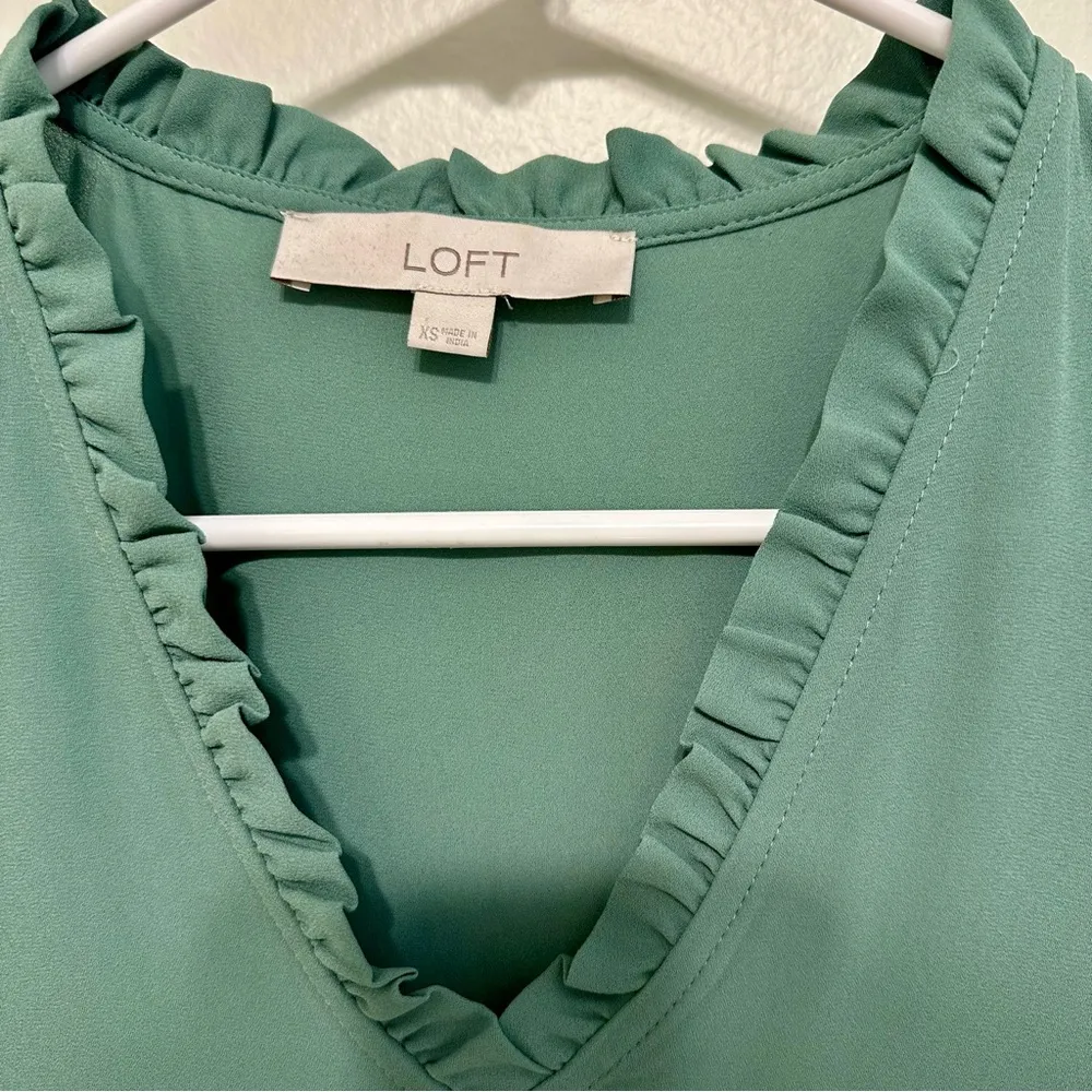 LOFT Green Ruffle V-Neck Shell Blouse Top XS - Image 3