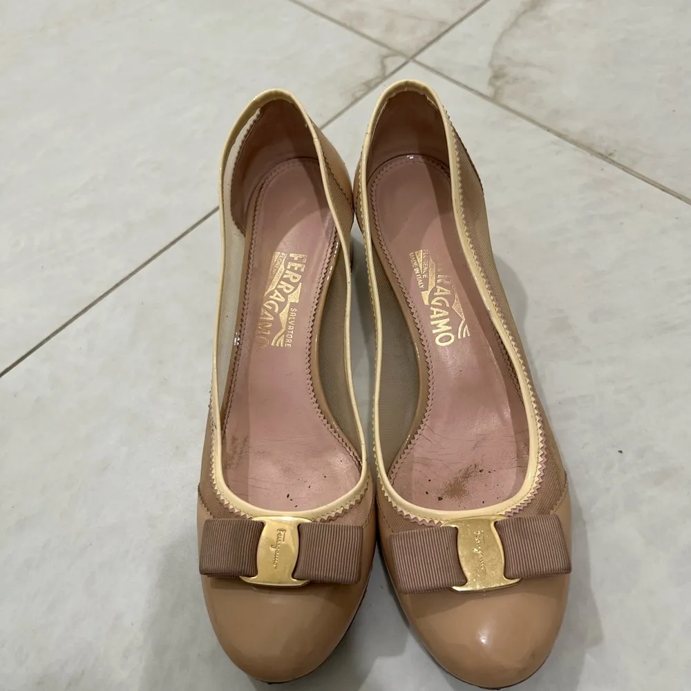 Salvatore Ferragamo Nude Patent Leather and Mesh Vera Bow Block Heels Size 10 US - Image 2