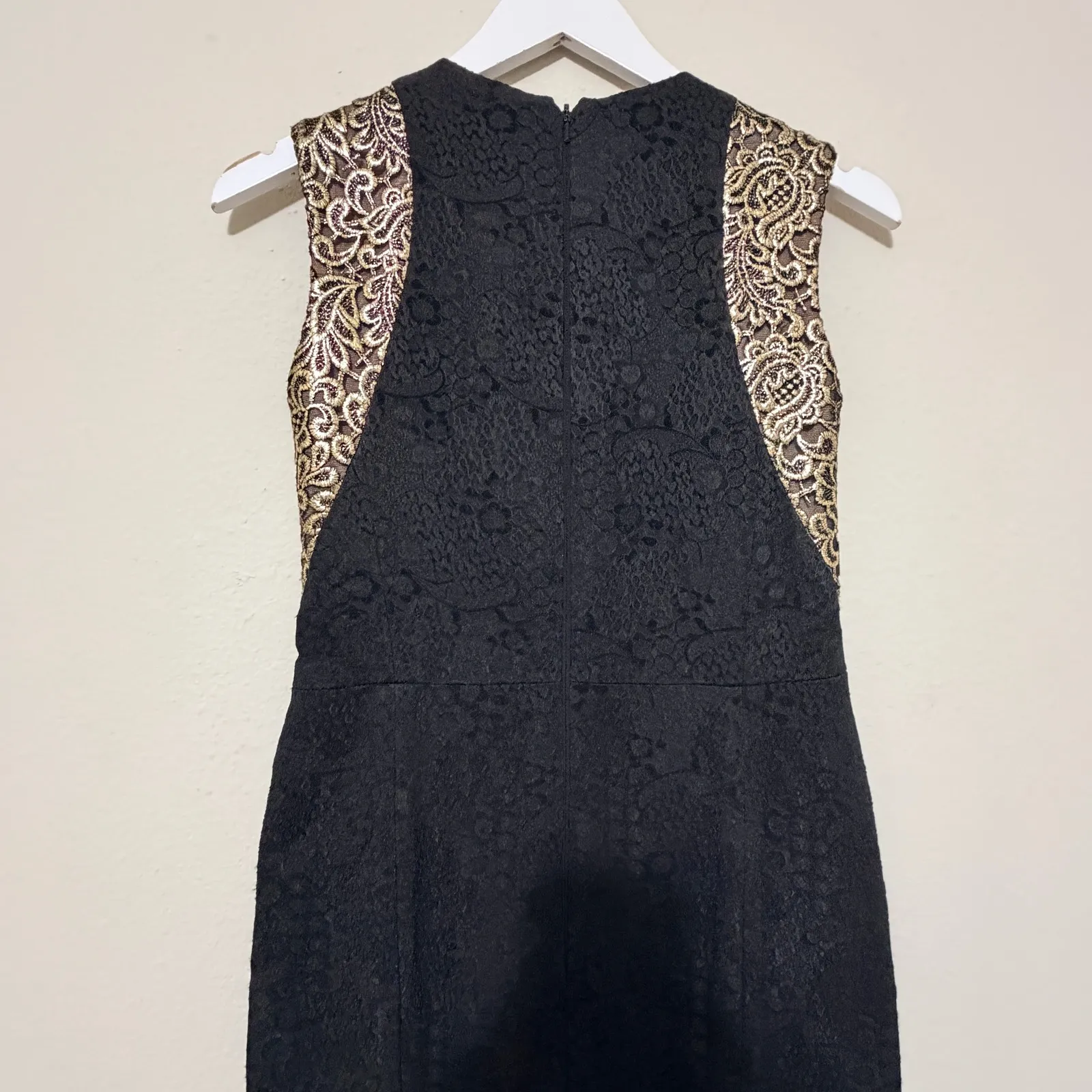 Carmen‎ Marc Valvo Black Lace Gown Gold Trim Sleeveless Formal Evening Size 4 - Image 4
