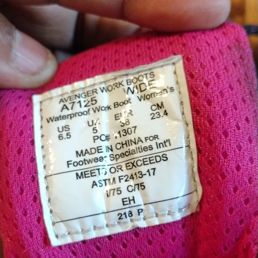 Avenger Boots SIZE 6.5 - Image 3