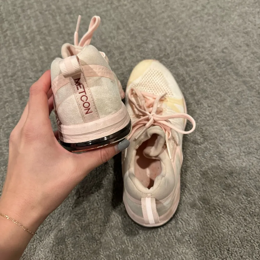 Metcon Flyknit 3 Echo Women’s Sneakers in Pink - Image 10