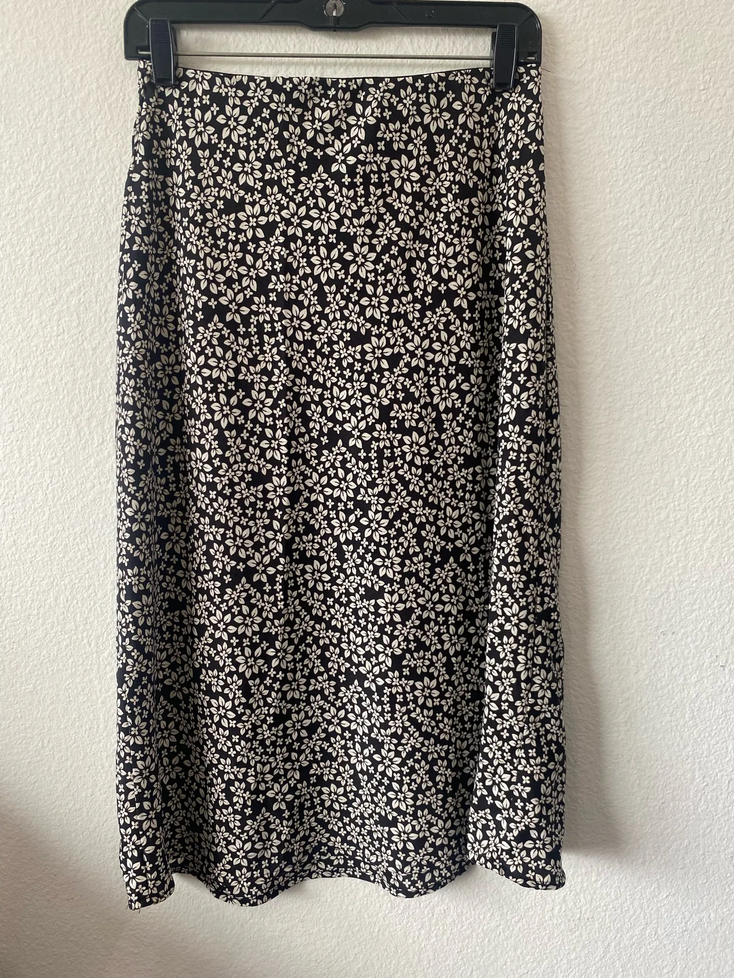 Francesca’s mi ami Floral Midi skirt size s - Image 2
