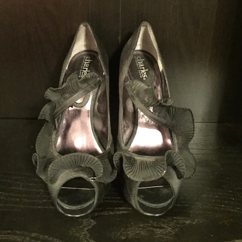 Charles David Ruffle Satin Black Heel - Image 2