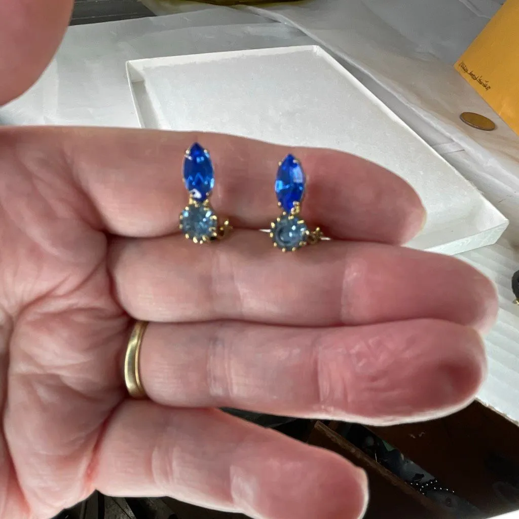 Vintage pair of vibrant double sapphire cut glass clip earrings. Blue - Image 6