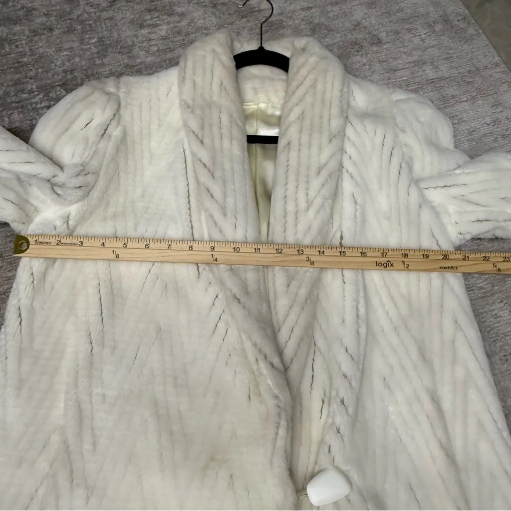 Style VI Limited Vintage White Women's Chevron Faux Fur Coat Size M - Image 8