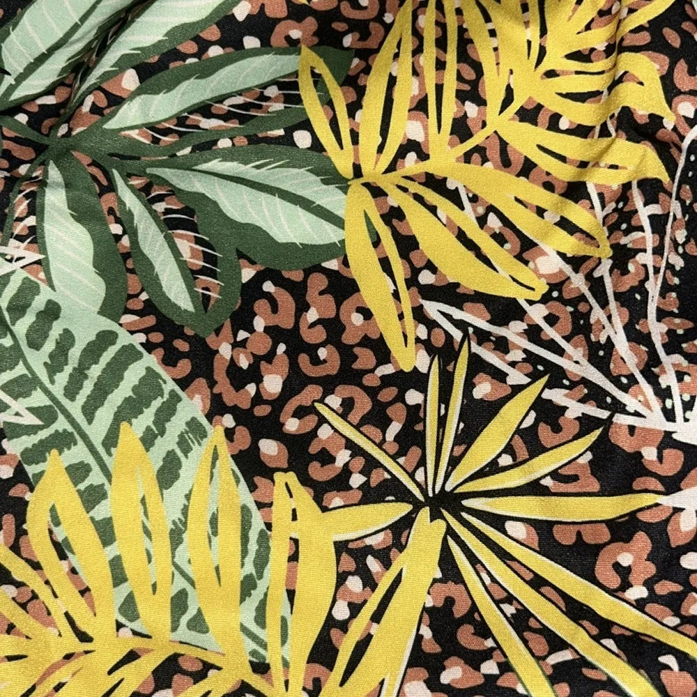 CUPSHE Women's Halter Leopard Tropical Print Sleeveless Short Romper X-Large - Image 5