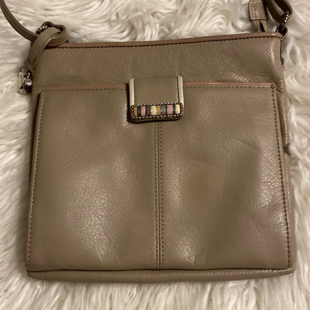 BRIGHTON F241713 PURSE SOFT LEATHER COLOR GRAY/BEIGE WITH LOTS OF POCKETS - Image 2