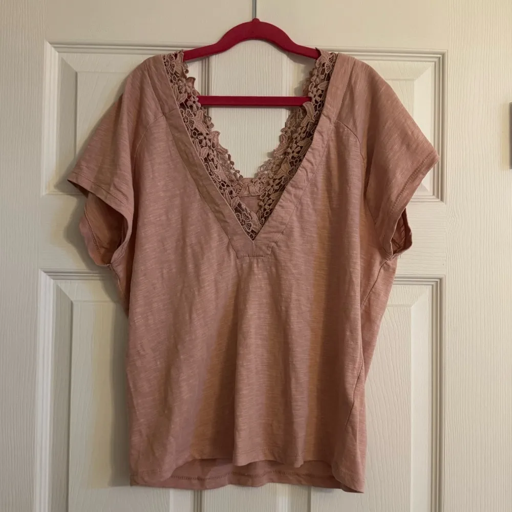 Anthropologie V Neck Lace Wedge Tee Design Shirt - women’s XS - Image 5
