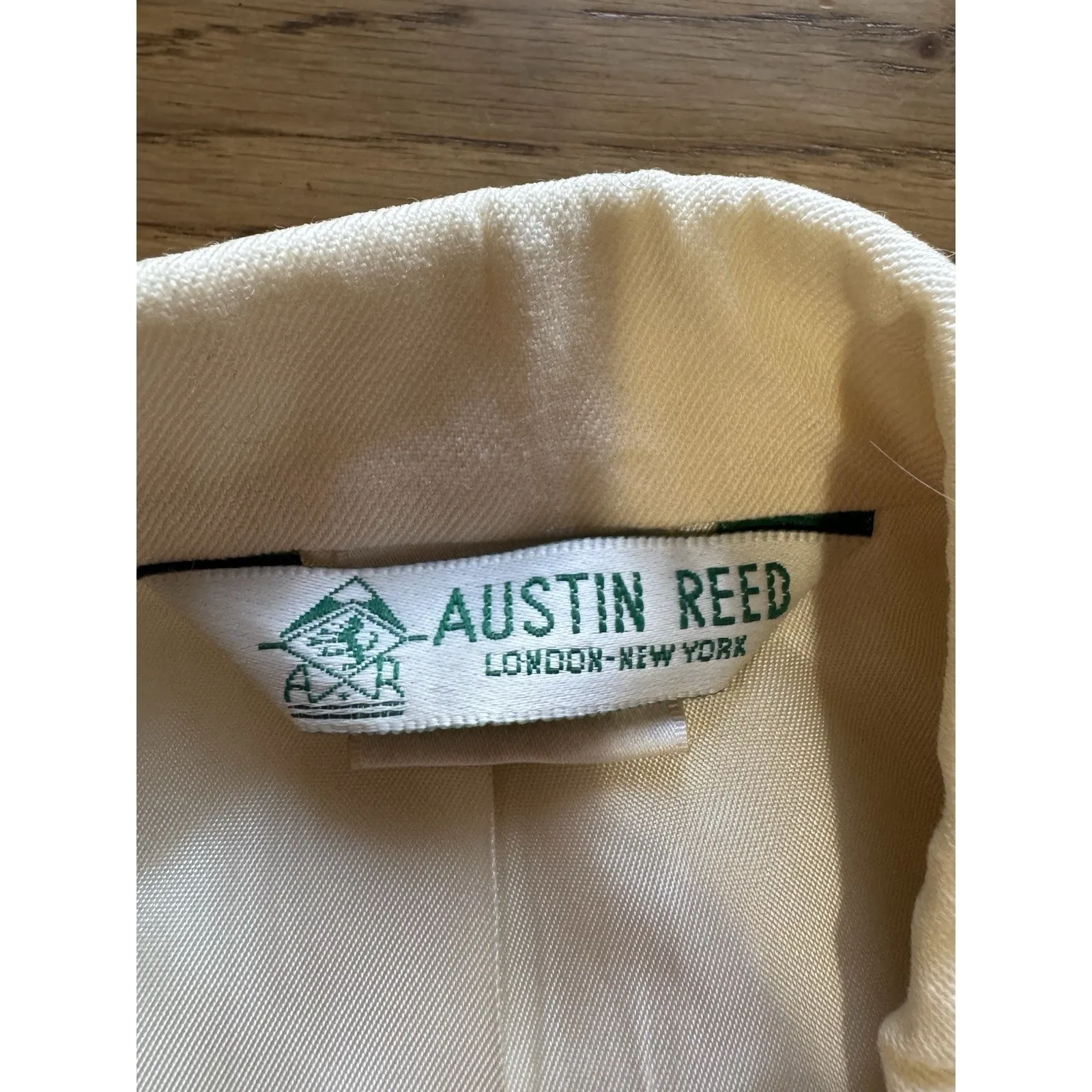 Austin Reed Cream Wool Blazer Women 16W Gold Button Made In USA Classic Vintage - Image 3