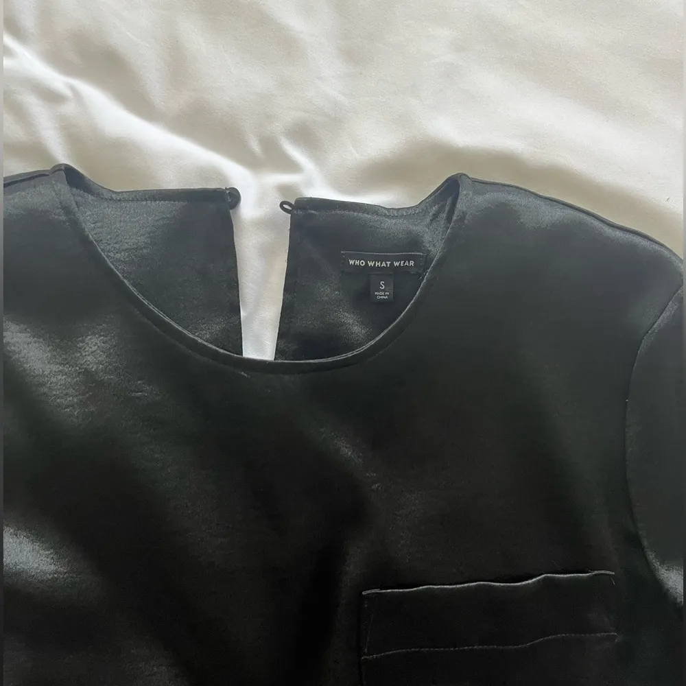 who what wear black satin top - Image 2