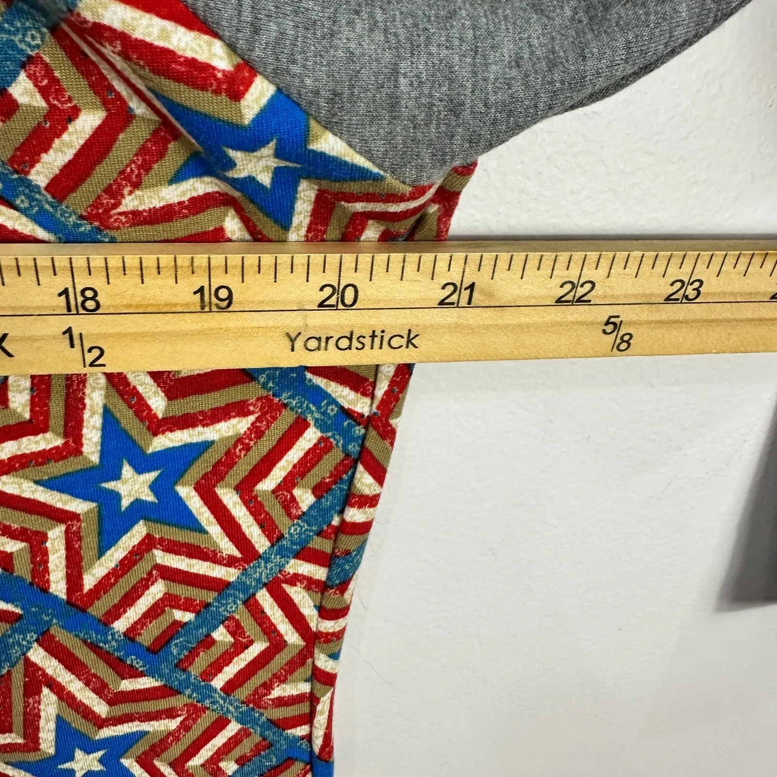 LuLaRoe Americana Raglan Tee L Gray Red White Blue Star Striped Patriotic USA - Image 6