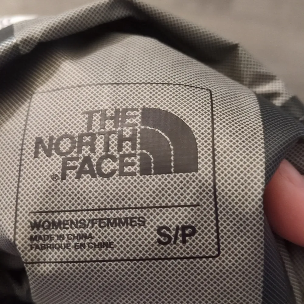 The North Face limited edition Berrien Jacket Newspaper Print Hooded size small - Image 9