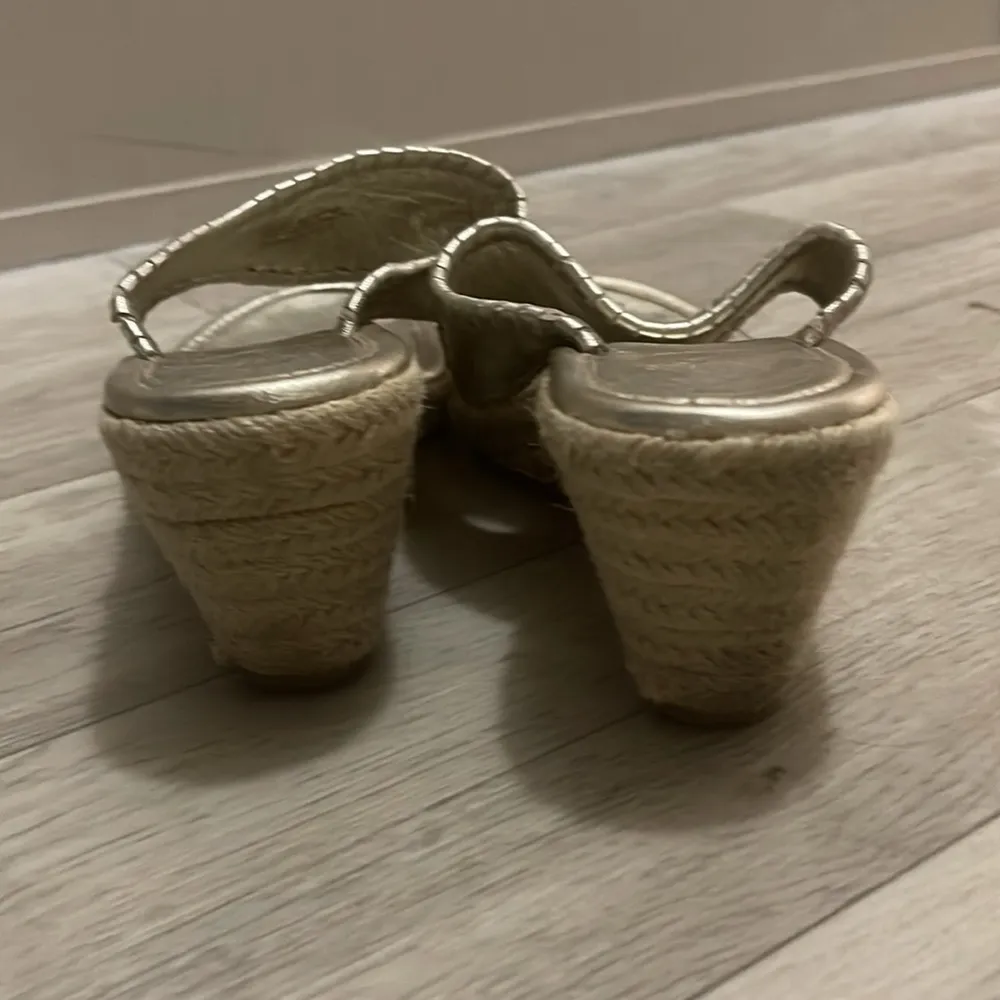 Jack rogers gold espadrille wedge size 7 - Image 4